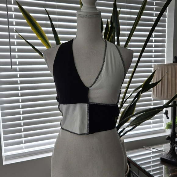 Forever 21 Colorblock Cropped Halter Top. Size Small. New.A ribbed knit crop t - Picture 3 of 8